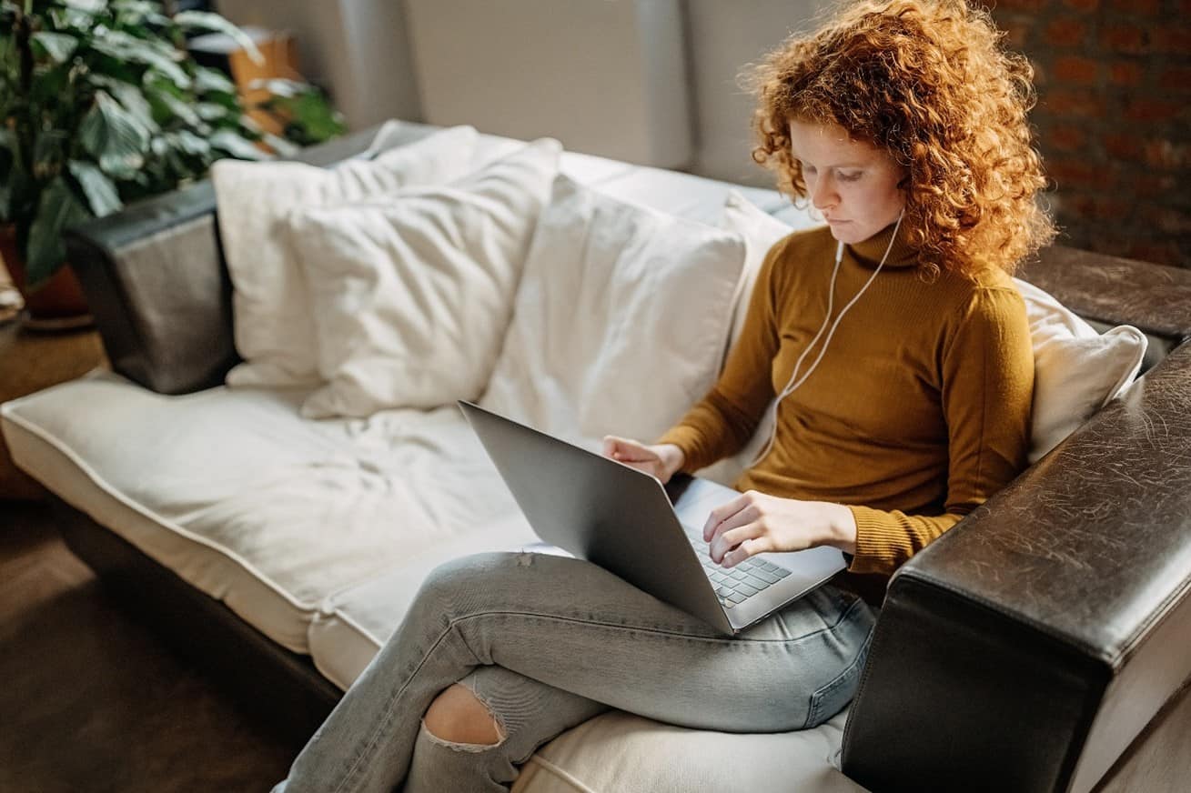 This woman is using Amazon WorkSpaces on IGEL OS